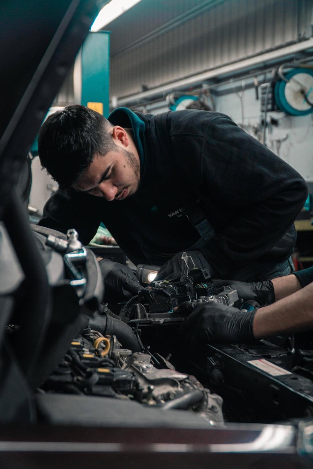 Persona extrayendo una computadora automotriz de un automóvil